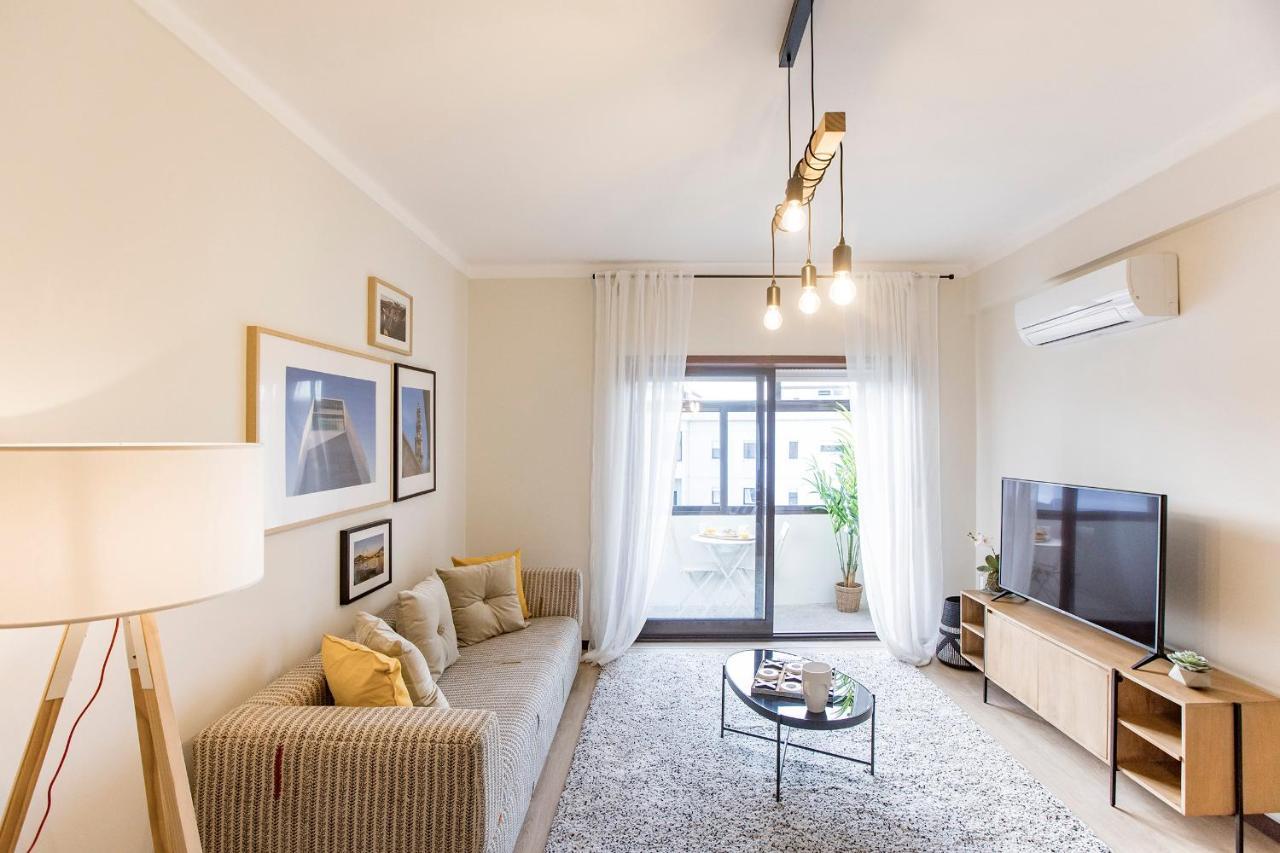 2Br Flat In Bonfim W/ Ac & Balcony By Lovelystay Porto Bagian luar foto
