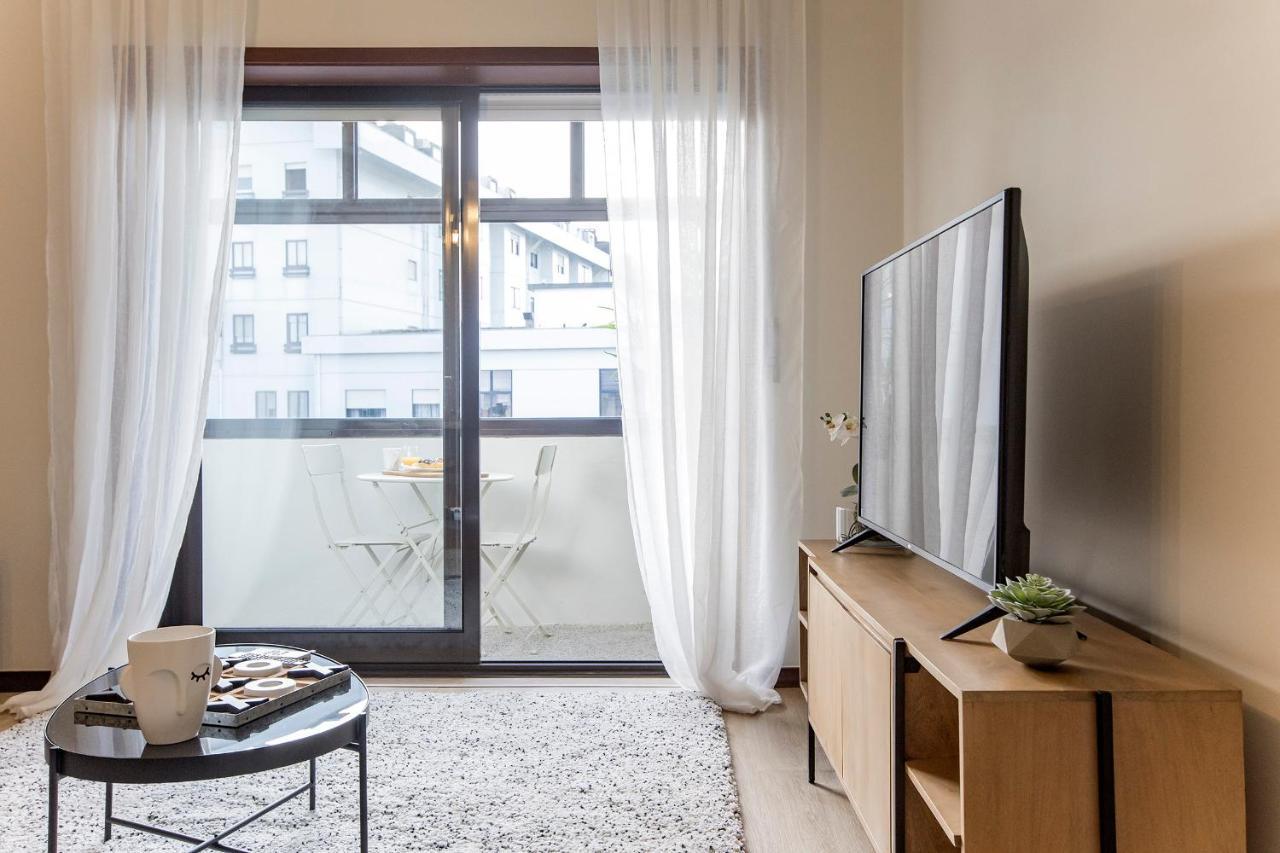 2Br Flat In Bonfim W/ Ac & Balcony By Lovelystay Porto Bagian luar foto